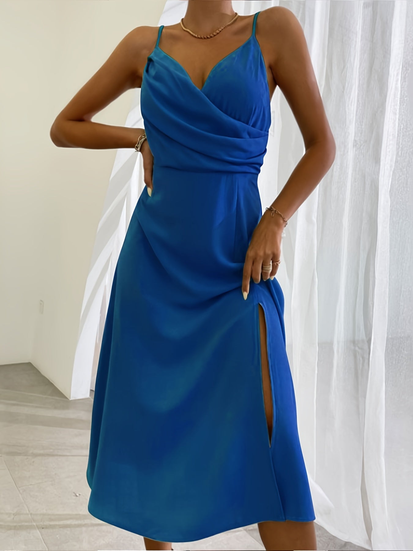 Own the night. Steal the spotlight. Zijdezachte jurk V-Neck
