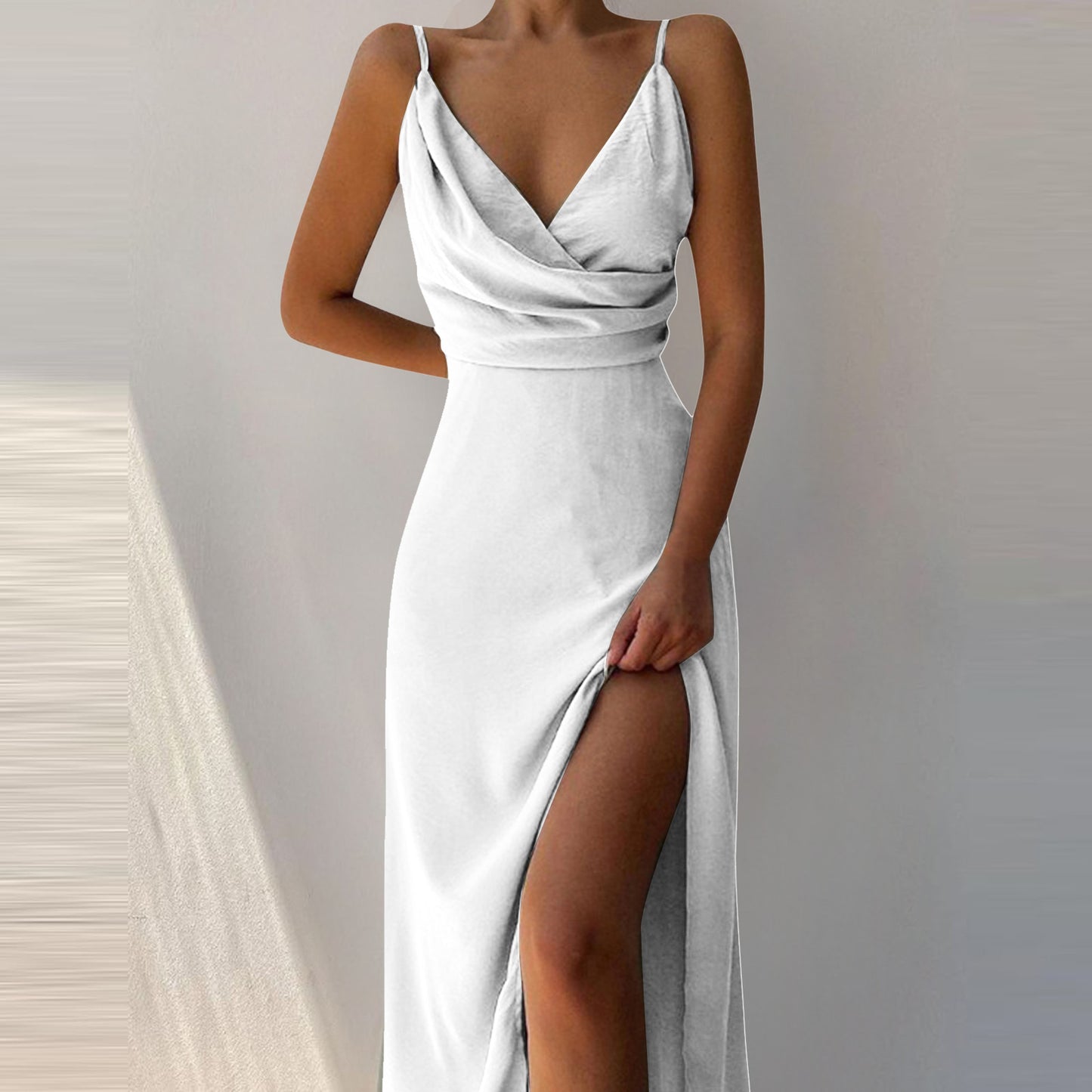 Own the night. Steal the spotlight. Zijdezachte jurk V-Neck