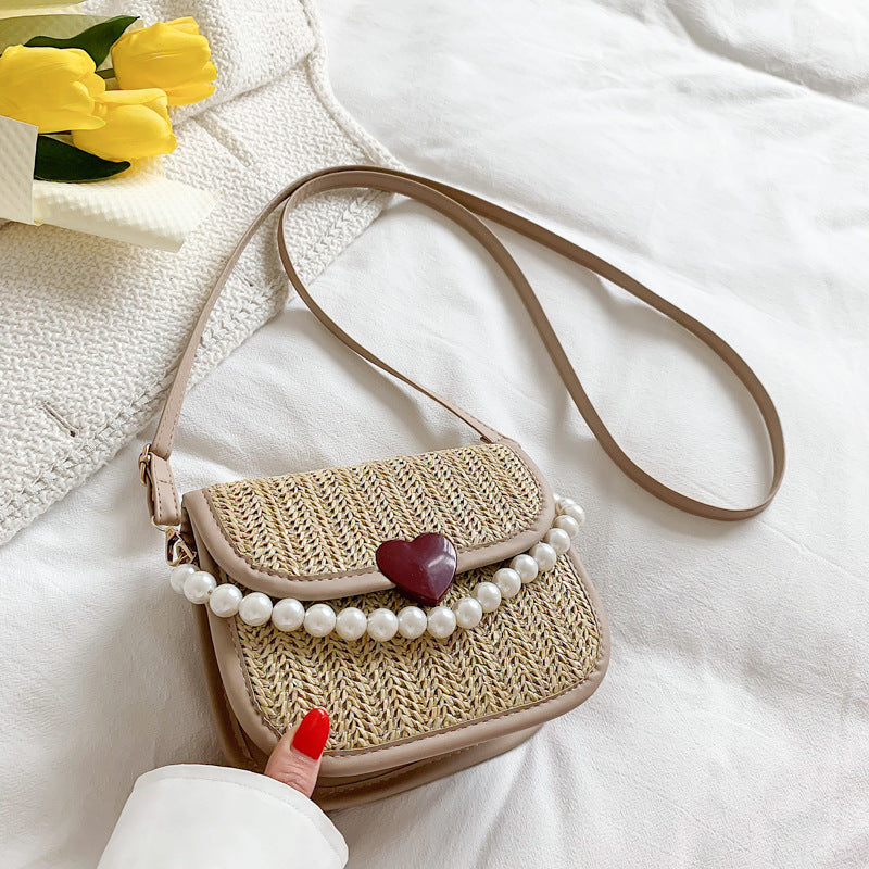  Schattig & Casual – Gevlochten Crossbody Tasje met Hartdetail 