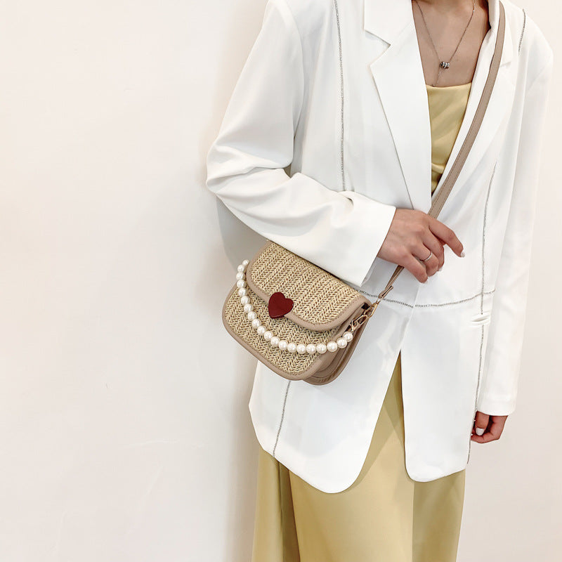  Schattig & Casual – Gevlochten Crossbody Tasje met Hartdetail 