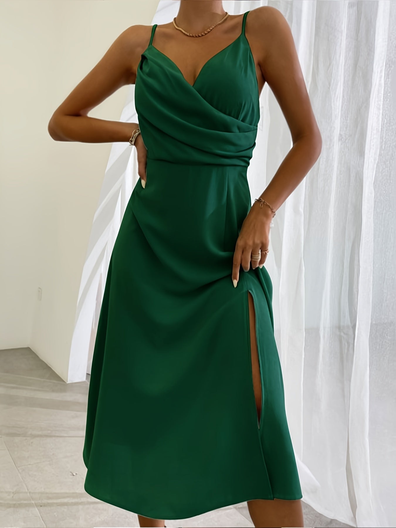 Own the night. Steal the spotlight. Zijdezachte jurk V-Neck