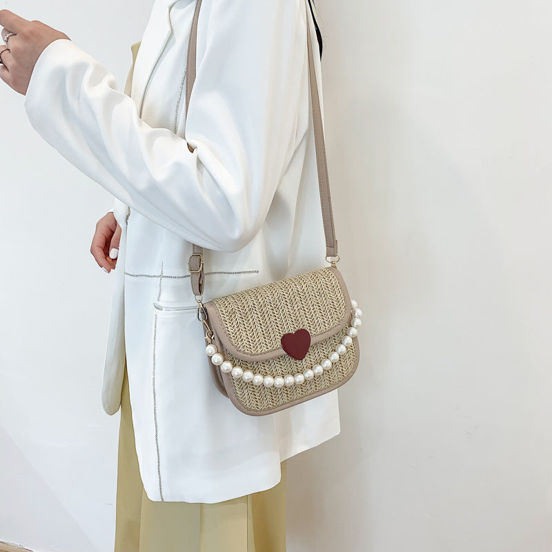  Schattig & Casual – Gevlochten Crossbody Tasje met Hartdetail 